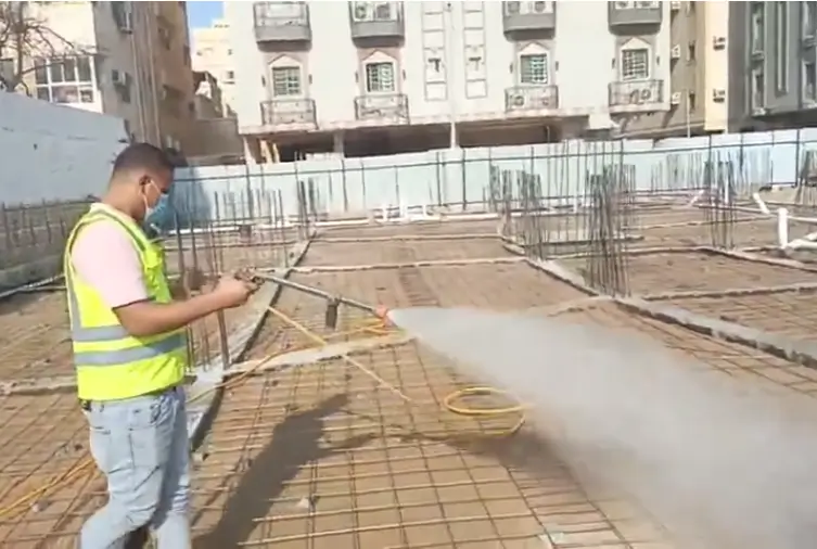 فني شركة مكافحة العتة بجدة أثناء رش البطحاء