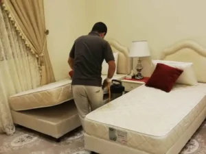 أحد عمال دله جدة يقوم بمكافحة بق الفراش للقضاء عليه