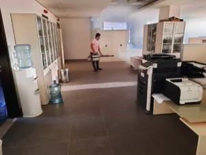 شركة مكافحة حشرات بجدة أثناء رش المكاتب